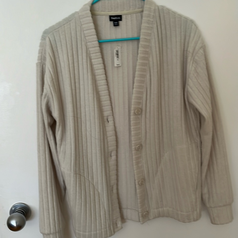 Fabulous off white cardigan, says XXS, but fits XS and S easily
